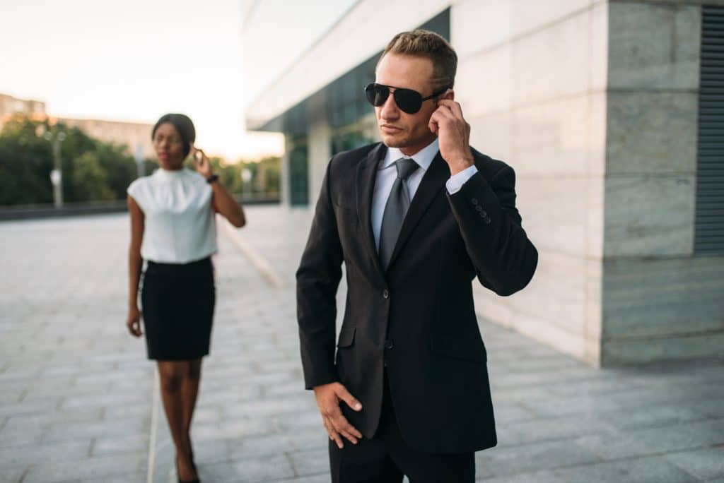 Agent de protection rapprochée accompagnant une cliente