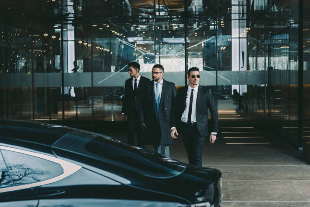 Dirigeant accompagné de deux agents de protection rapprochée