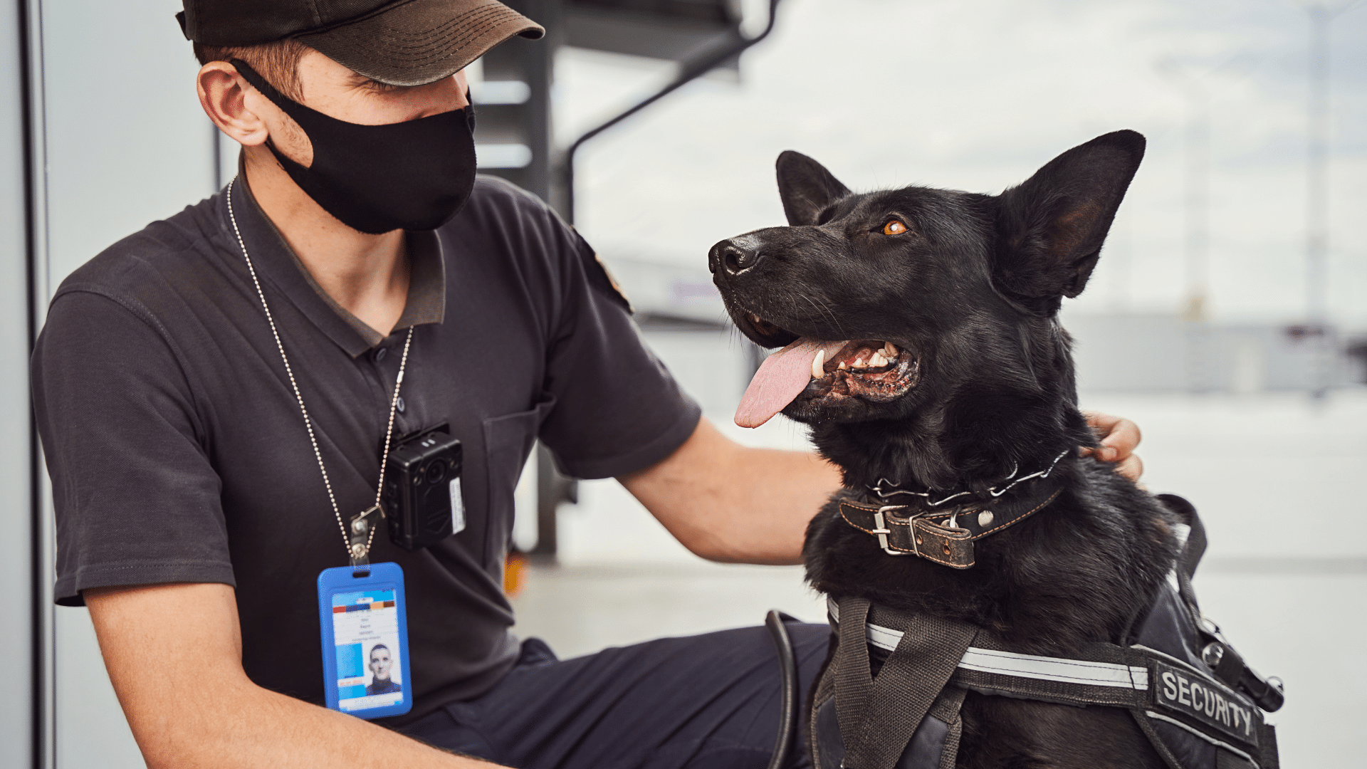 Agent cynophile avec son chien de garde