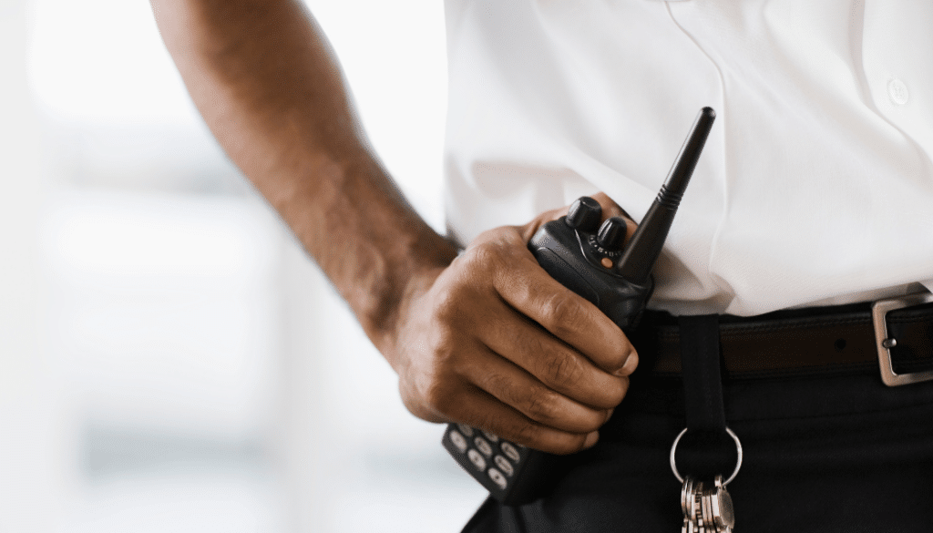 agent de securite qui tiens un talkie walkie